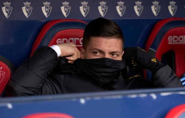 Napoli leading chase for Jovic - Bóng Đá