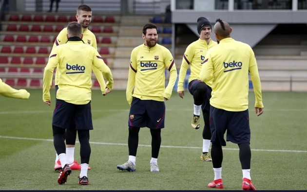 Pique đổi kiểu tóc - Bóng Đá