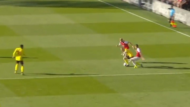 'Tiếng la ó khắp nơi. CĐV đội nhà cho rằng Ceballos đã phạm lỗi' - Bóng Đá