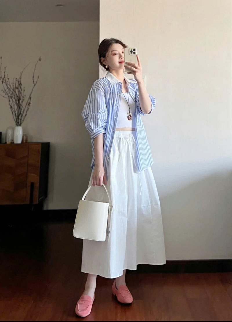 Váy trắng vốn rất dễ phối, nhưng để đạt hiệu quả thẩm mỹ cao, bảng màu đi kèm nên được tiết chế.