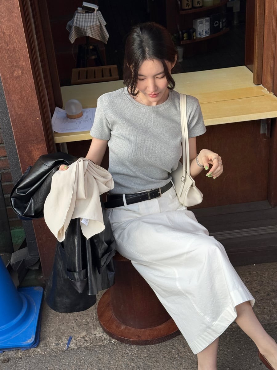 Đây cũng là cách phối đồ dễ áp dụng nhất, không tốn nhiều thời gian mà vẫn đạt hiệu quả thẩm mỹ ổn định.