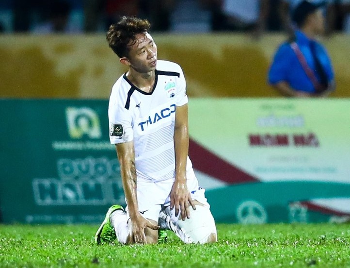 Tiền vệ HAGL buồn rười rượi khi bị CĐV chỉ trích - Bóng Đá