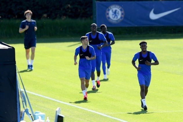 N’Golo Kante back at Chelsea for more tests after club allowed midfielder time off due to coronavirus fears - ảnh Chelsea đến sân tập - Bóng Đá