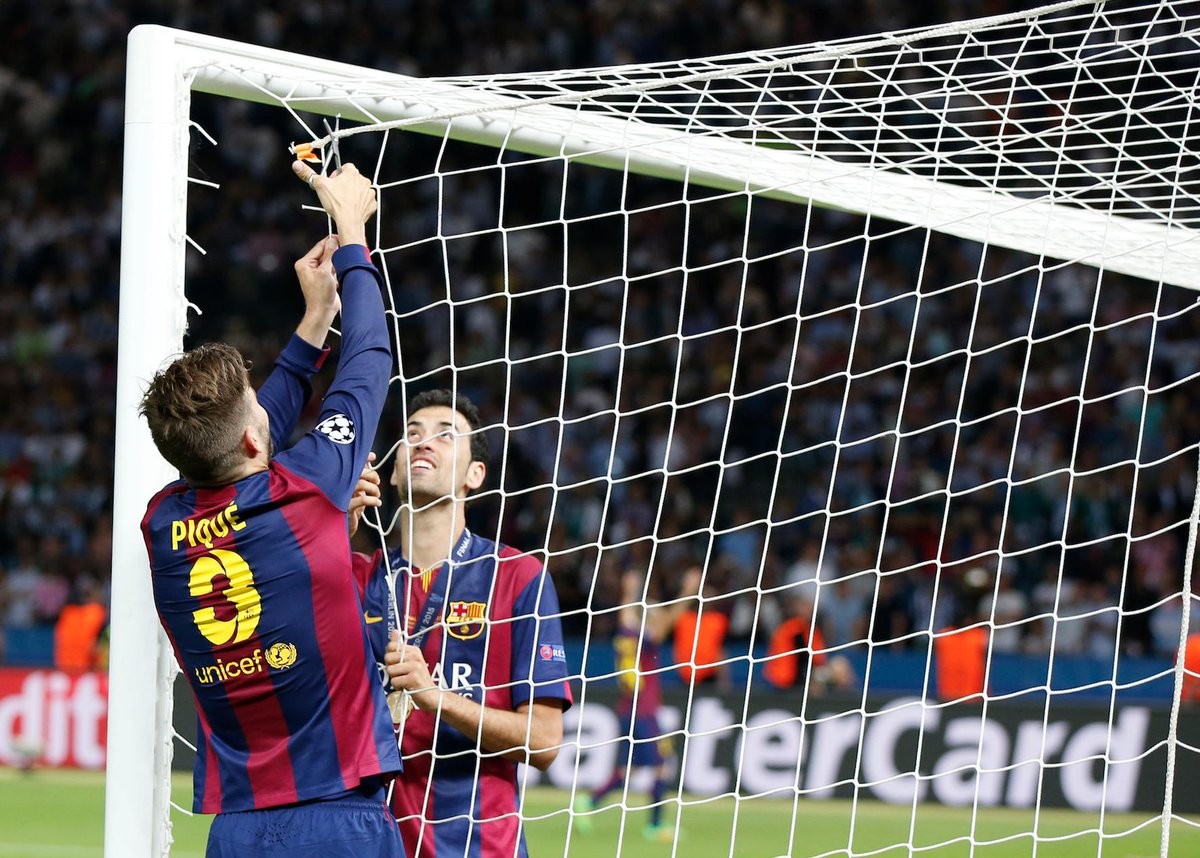 Pique cut the net - Bóng Đá