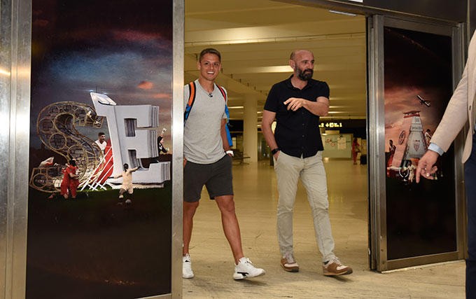 Javier Hernandez on the verge of return to Spain as West Ham wantaway poses in front of Sevilla crest after touching down - Bóng Đá