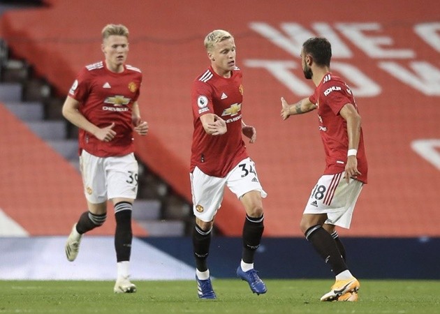 Donny van de Beek being overlooked by Manchester United teammates, says Bert van Marwijk - Bóng Đá