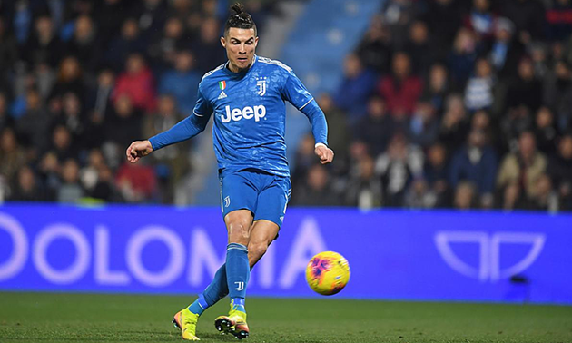 Ronaldo đi vào lịch sử nhưng vẫn không hài lòng vì sút phạt hỏng - Bóng Đá