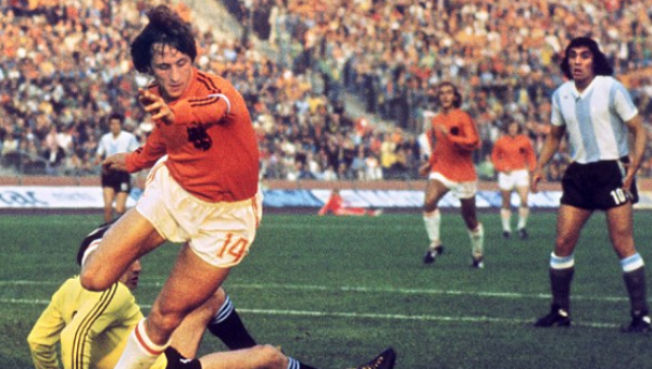 8 cựu cầu thủ ngầu nhất trên sân cỏ: 'Bông hồng vàng' Berbatov, thiên tài ngái ngủ Pirlo - Bóng Đá