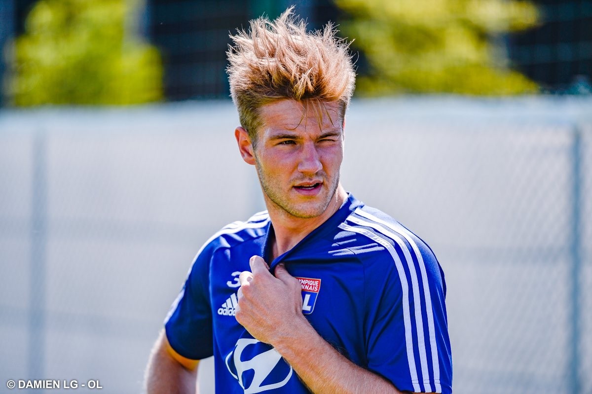 CHÍNH THỨC: Trung vệ Arsenal, Man Utd từng theo đuổi ra mắt Lyon - Bóng Đá