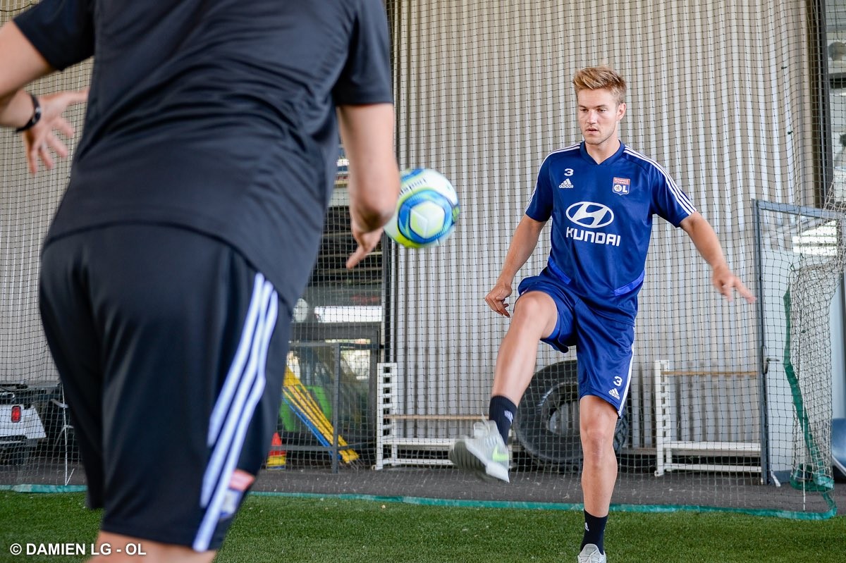 CHÍNH THỨC: Trung vệ Arsenal, Man Utd từng theo đuổi ra mắt Lyon - Bóng Đá