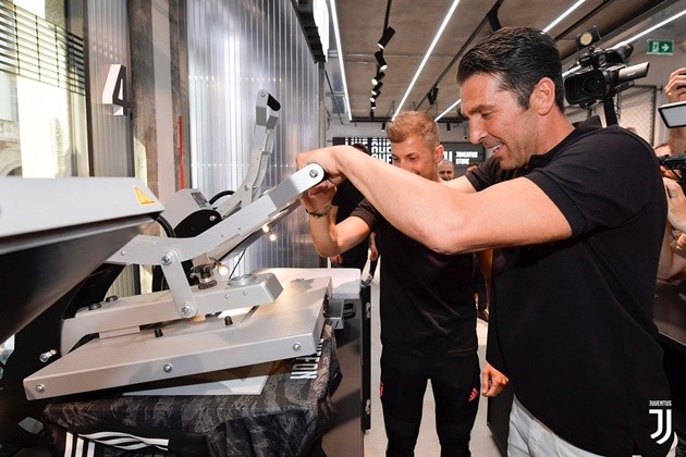 Buffon: I don't want Chiellini's armband or Szczesny's No.1 shirt  - Bóng Đá