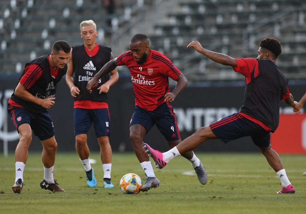  Ozil dyed hair after losing bet to Lacazette as Aubameyang compares him to Rapinoe  - Bóng Đá