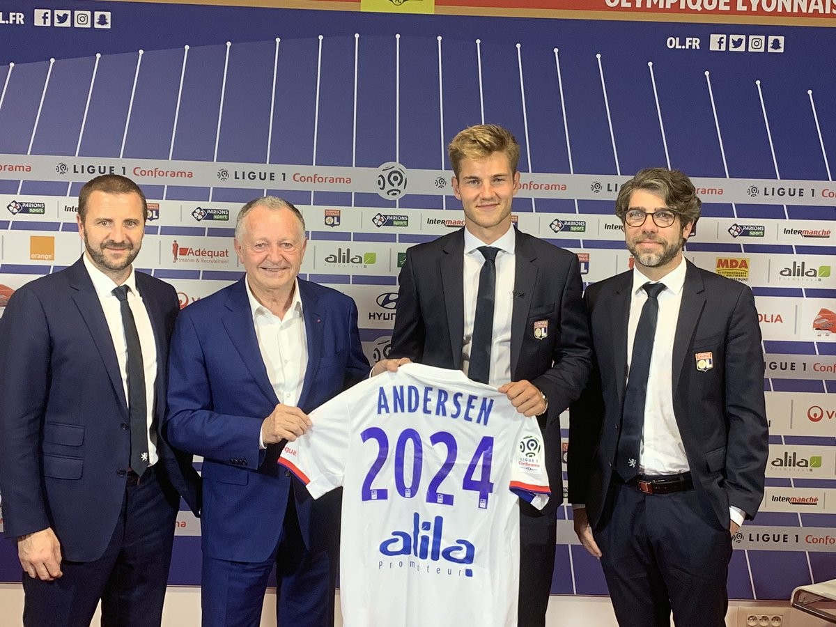 CHÍNH THỨC: Trung vệ Arsenal, Man Utd từng theo đuổi ra mắt Lyon - Bóng Đá