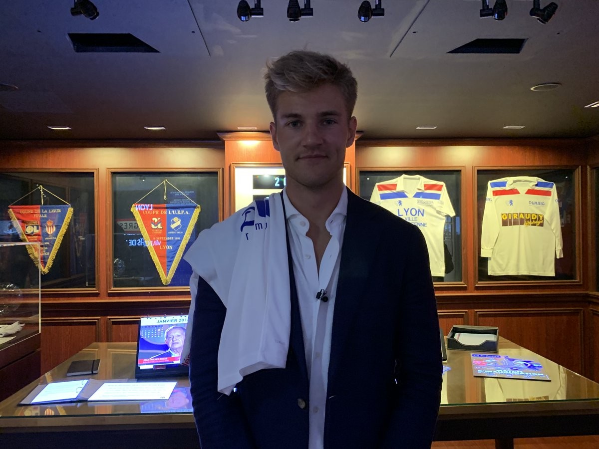 CHÍNH THỨC: Trung vệ Arsenal, Man Utd từng theo đuổi ra mắt Lyon - Bóng Đá