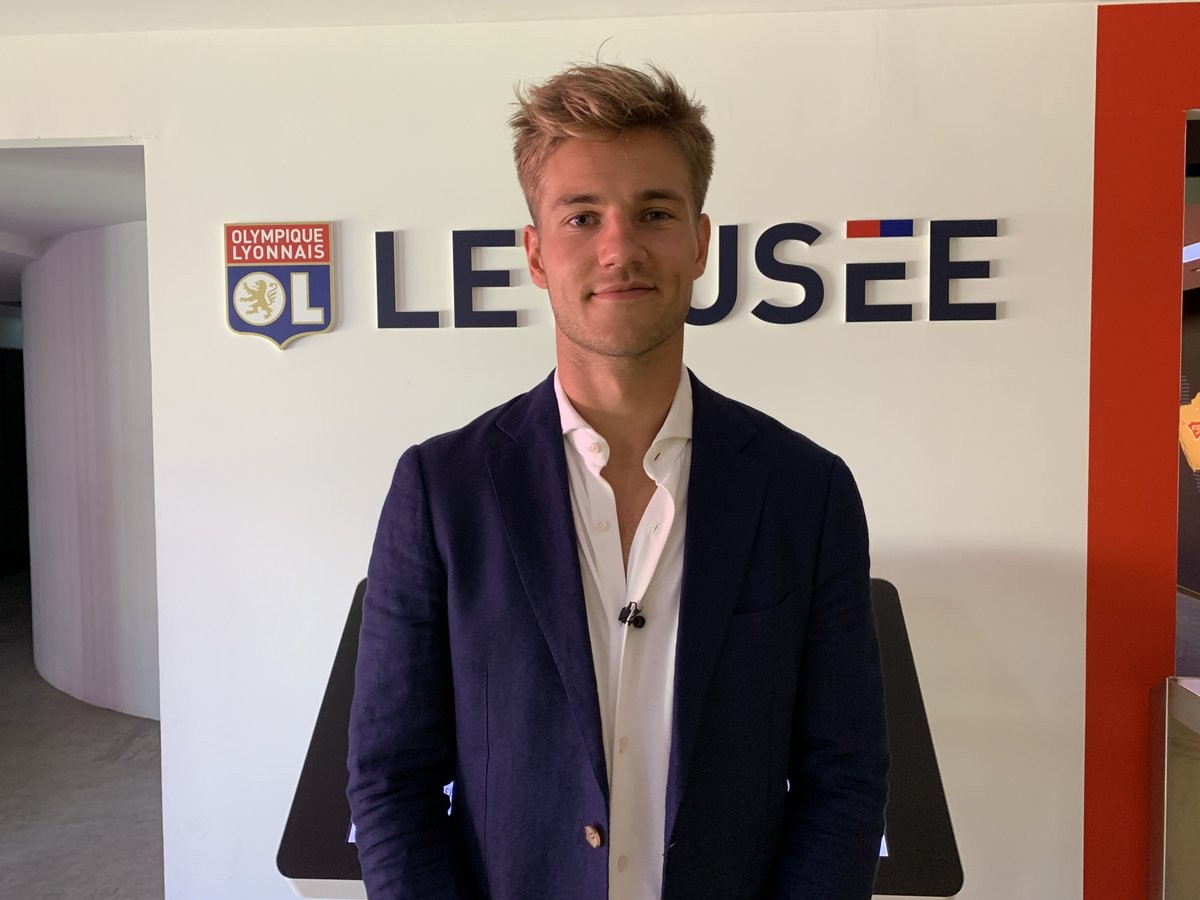 CHÍNH THỨC: Trung vệ Arsenal, Man Utd từng theo đuổi ra mắt Lyon - Bóng Đá