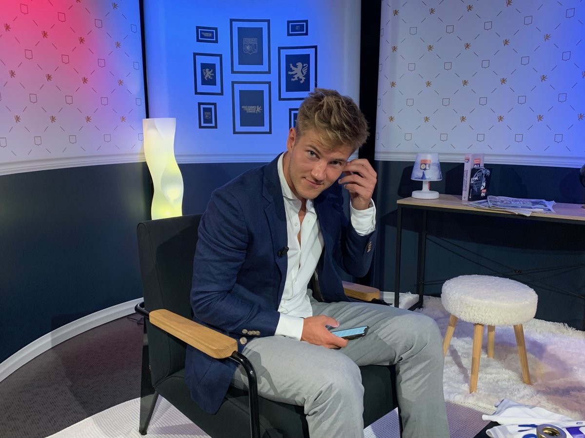 CHÍNH THỨC: Trung vệ Arsenal, Man Utd từng theo đuổi ra mắt Lyon - Bóng Đá