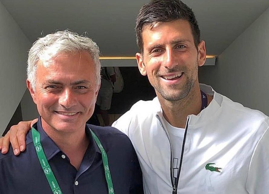 Chelsea star David Luiz ruins Wimbledon fan’s day by blocking his view of Federer vs Djokovic with his HAIR - Bóng Đá