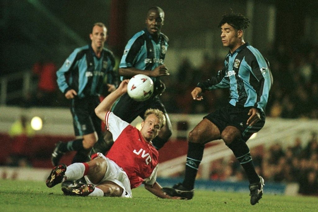 Những góc tối của Dennis Bergkamp - Bóng Đá