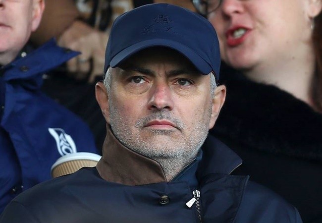 Mourinho worked with Age UK to deliver essential goods to the elderly struggling during the coronavirus crisis in Enfield today  - Bóng Đá