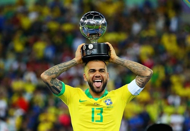 Dani Alves cập bến Emirates: Cú 'áp phe' ngoạn mục của Emery - Bóng Đá