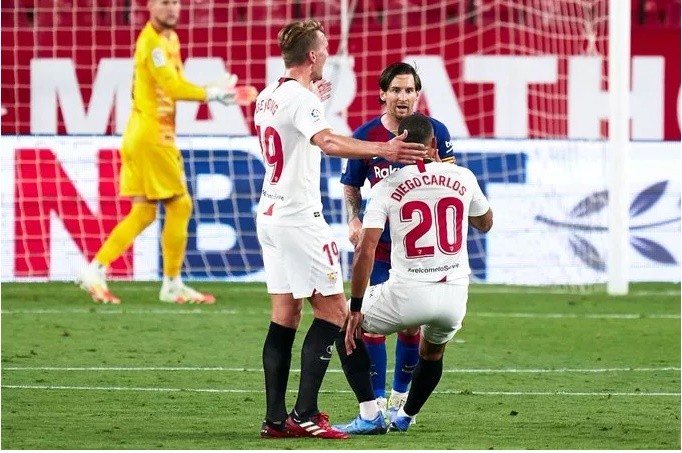 The reason why Messi gets furious and pushes Diego Carlos - Bóng Đá