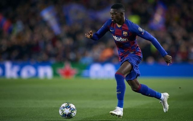 Barca mặc áo cổ vũ Dembele - Bóng Đá