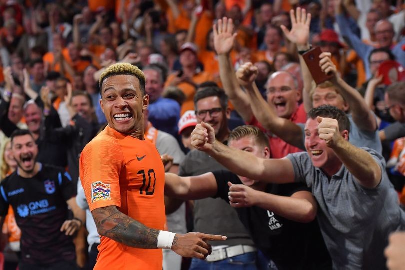 Fan MU kêu gọi mua Depay - Bóng Đá