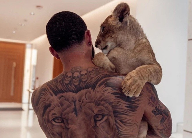 Memphis Depay âu yếm báu vật 