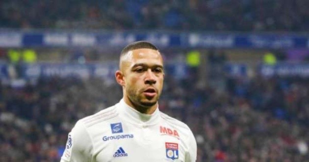 Memphis Depay âu yếm báu vật 
