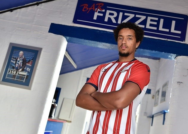 Formerly promising Man United defender signs for Oldham after getting released - Bóng Đá