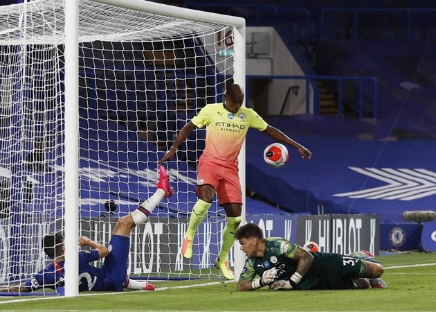 Fernandinho lĩnh thẻ đỏ, Man City cay đắng 'dâng cúp' cho Liverpool - Bóng Đá