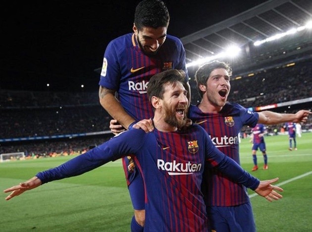 Luis Suarez seen for first time in six weeks during walk with family as Barcelona ‘put striker on transfer list’ - Bóng Đá