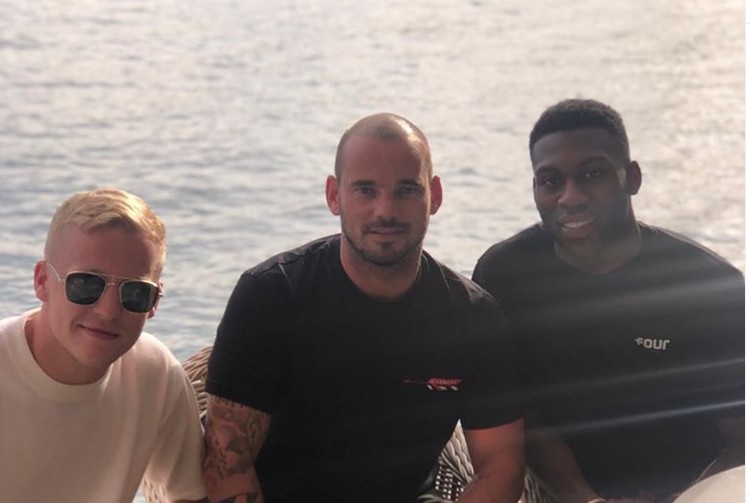  ‘Drunk’ Wesley Sneijder arrested for dancing on car roof causing £5.4k damage - Bóng Đá