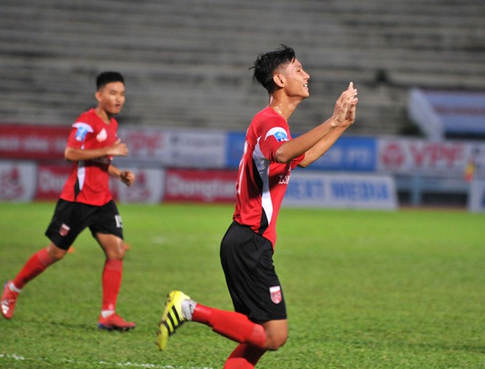 Long An thắng trận thứ 3 liên tiếp: Thép đã tôi thế đấy! - Bóng Đá