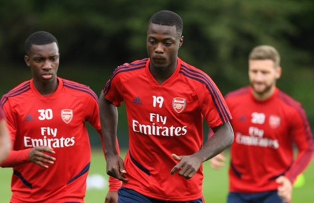 Pepe xỏ háng Xhaka trong buổi tập - Bóng Đá