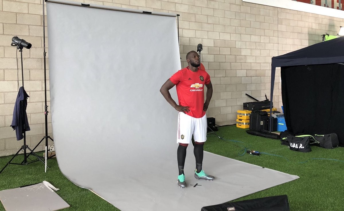 NÓNG! Lukaku tham gia chụp hình cùng áo đấu, tương lai dần sáng tỏ - Bóng Đá