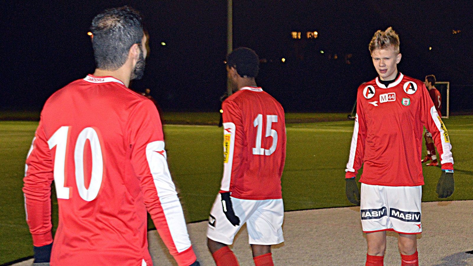 The great soccer stars who debuted at an early age - Bóng Đá