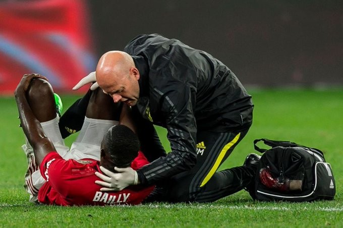 Ảnh Bailly chấn thương  - Bóng Đá