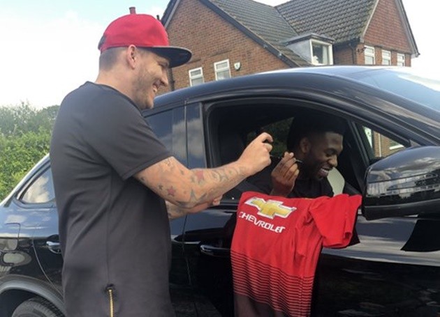 Fosu Mensah gặp CĐV - Bóng Đá