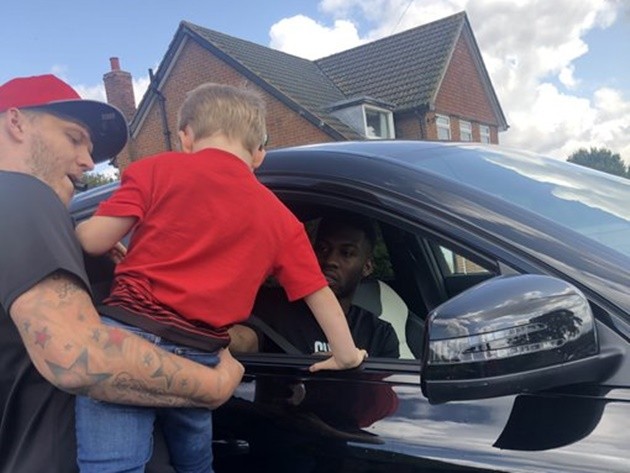 Fosu Mensah gặp CĐV - Bóng Đá