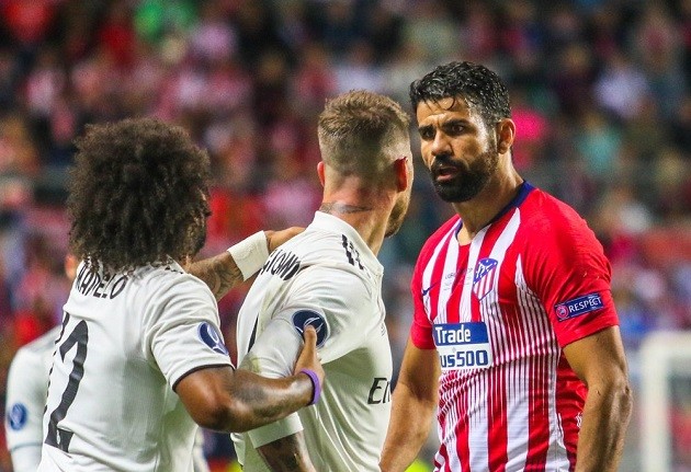 Maguire ôm kình địch - Bóng Đá