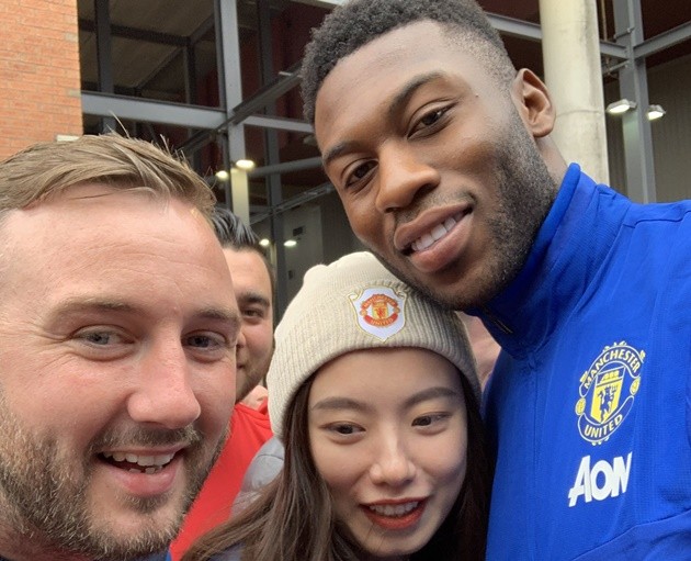 Fosu Mensah gặp CĐV - Bóng Đá