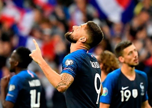 Paul Pogba joins girlfriend Maria Salaues and his baby boy for a sunny stroll in Saint Tropez - Bóng Đá