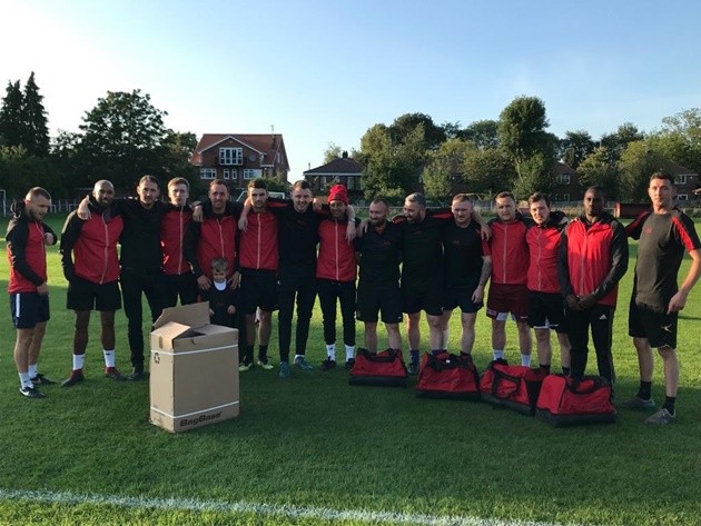 Manchester United star Jesse Lingard surprises local amateur team with full kits, coats and t-shirts for new season - Bóng Đá