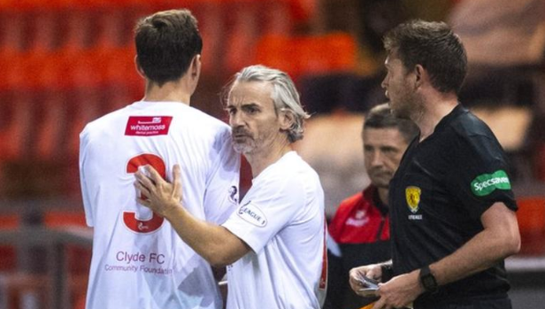 HLV 50 tuổi vào sân thay người, giúp đội nhà giành chiến thắng - Bóng Đá