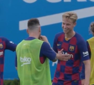 Frenkie de Jong hớn hở trong lần đầu chạm mặt Messi - Bóng Đá