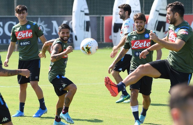 Ảnh: Napoli tập luyện trước trận đấu đầu tiên - Bóng Đá