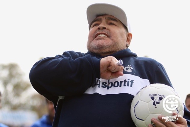  Tearful Diego Maradona leads raucous crowd in anti-English chants as new boss arrives for first training session at Gimnasia's stadium - Bóng Đá