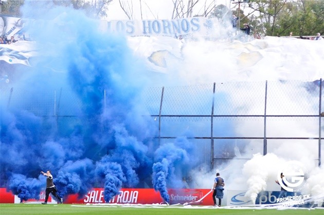  Tearful Diego Maradona leads raucous crowd in anti-English chants as new boss arrives for first training session at Gimnasia's stadium - Bóng Đá