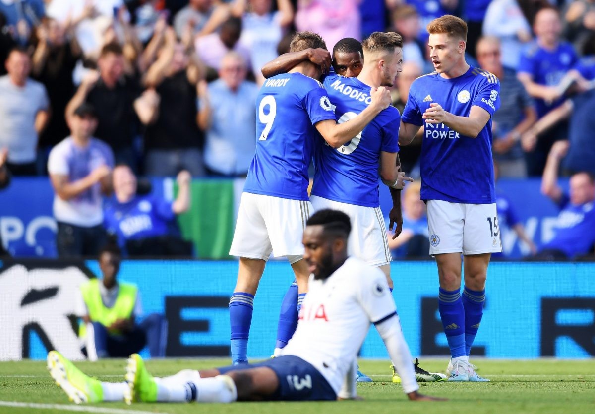 Hài hước! Harry Kane ra sân đi bóng và... vấp phải bàn thắng - Bóng Đá